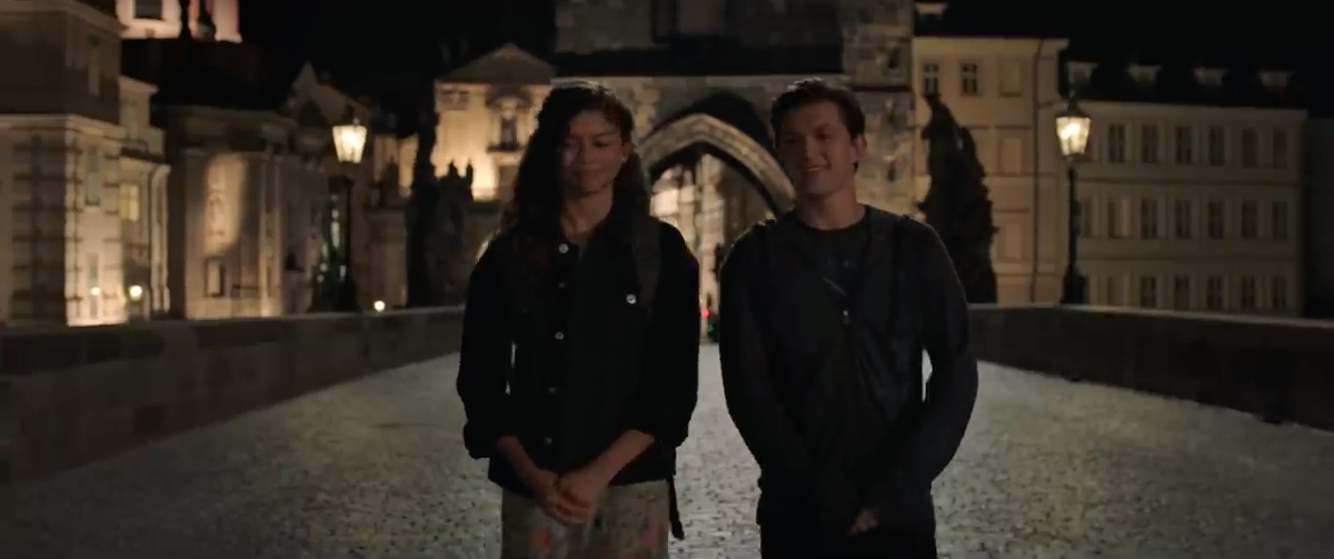 ДАже ночью он обычно многолюден...