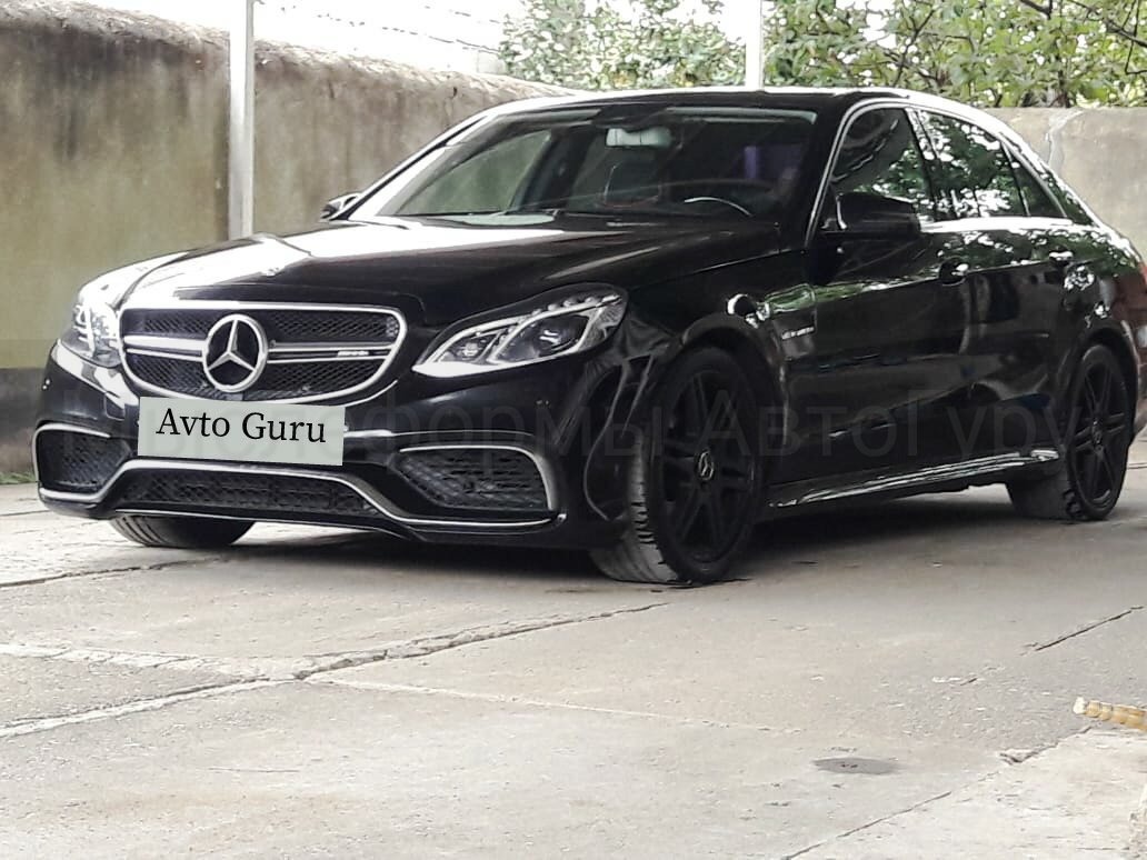 E-класс. W212. В управлении напоминает BMW. Я бы не отправился на ней в путешествие по стране. Очень городской автомобиль.