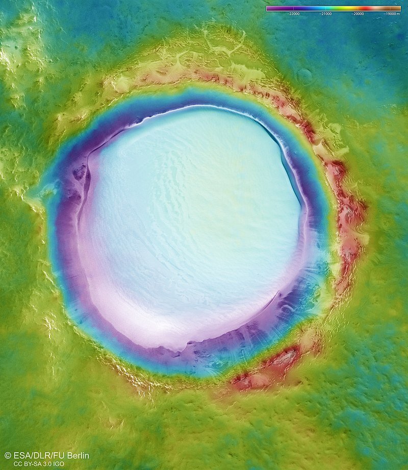 Фото: ESA / Карта высот кратера Королев на основе данных Mars Express (красное — возвышенности, синее — низменности)