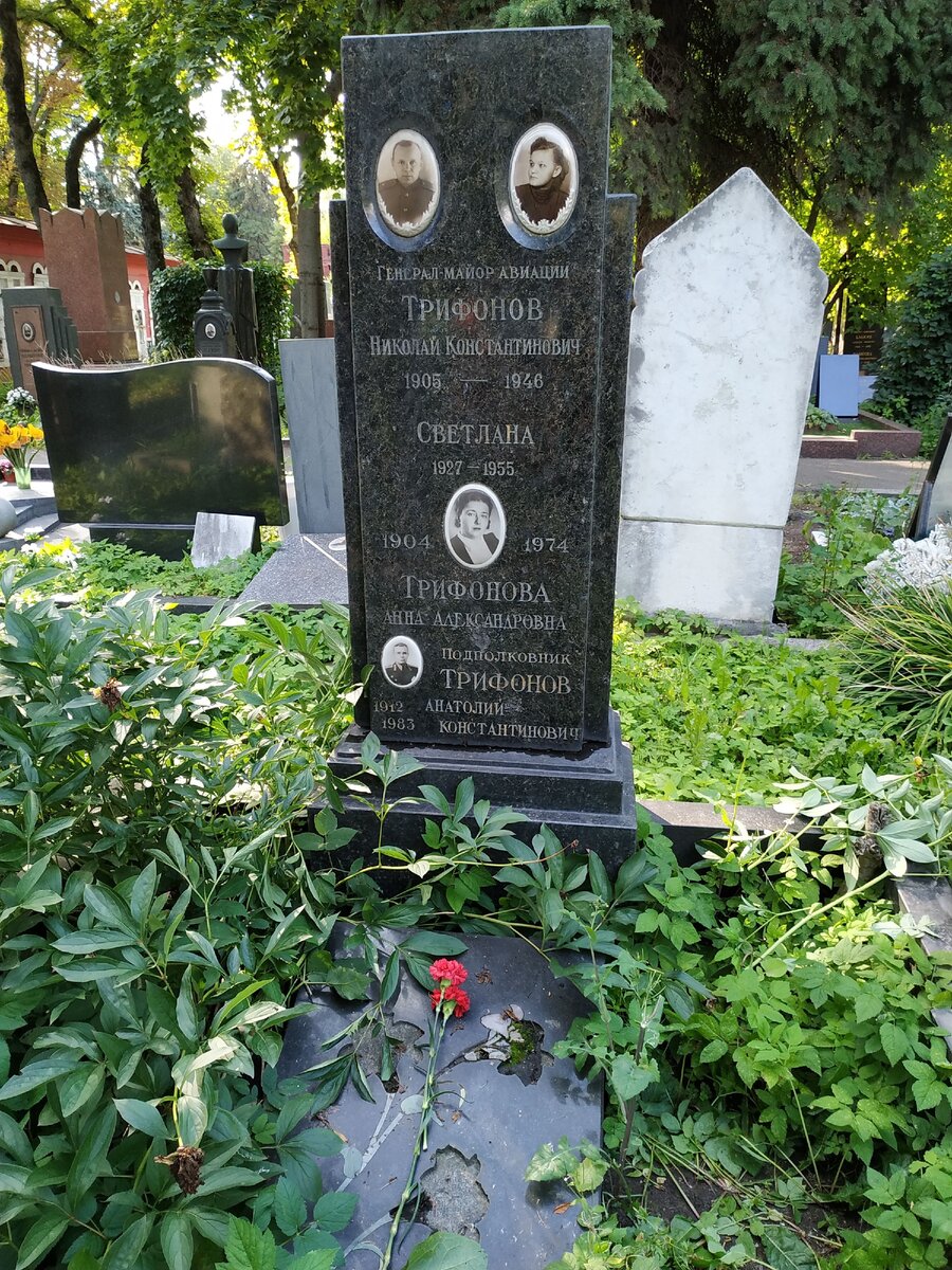 Та самая могила, ради которой я и решил посетить данное кладбище. Берёт гордость за то, что твой предок похоронен в таком интересном и значимом месте!