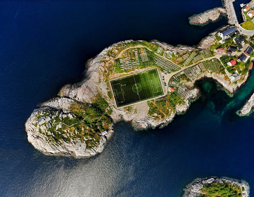 Стадион Хеннингсвер, Норвегия. Стадион на острове Хеннингсвер, Норвегия. Футбольное поле в Хеннингсвер. Футбольный стадион в Норвегии на Лофотенских.