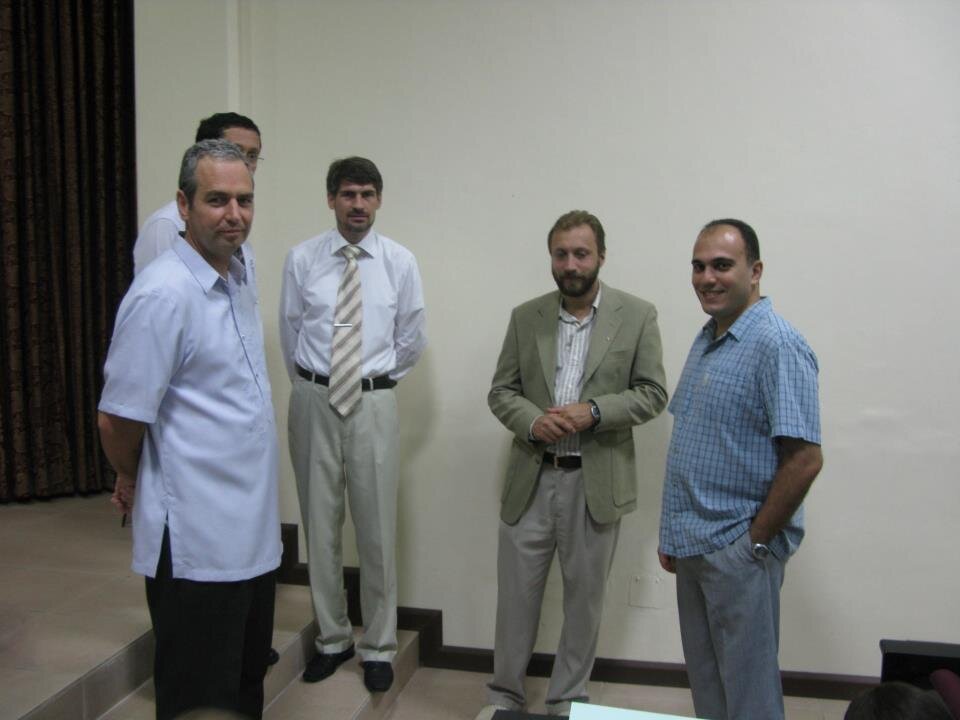 В кругу хоббитов-друзей.