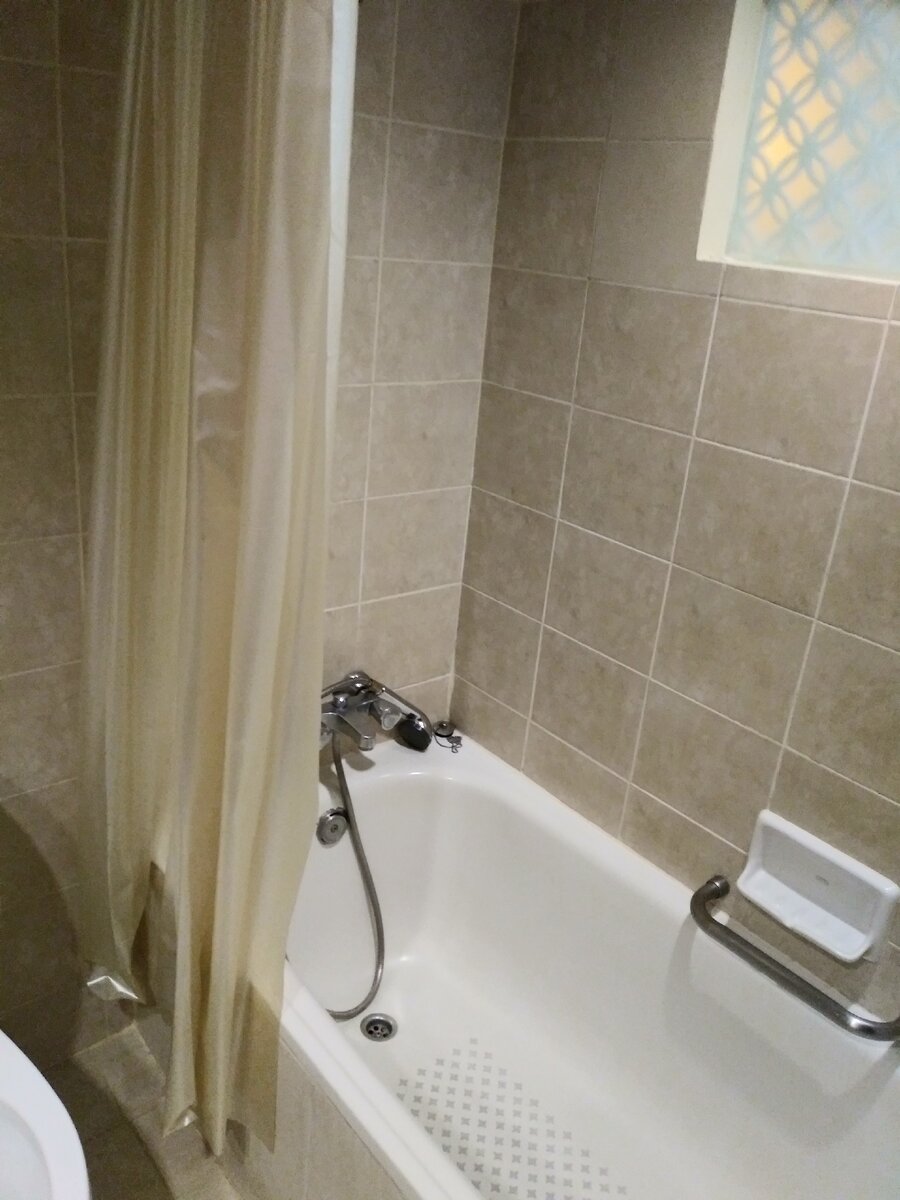 В ванной старенькая плитка,но относительно свежая сантехника.