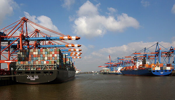https://cdn.pixabay.com/photo/2015/12/16/21/35/hamburg-1096594_1280.jpg