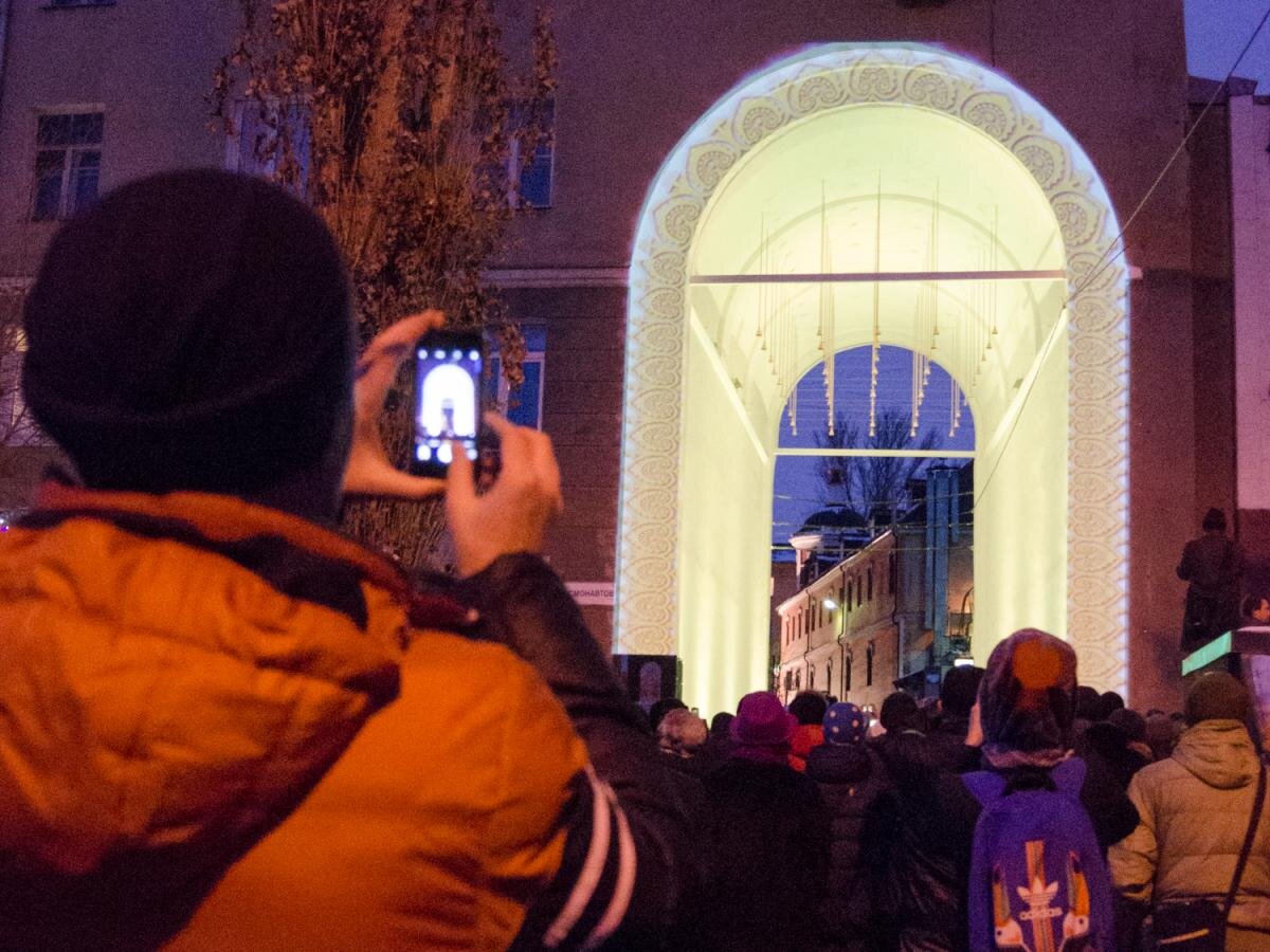 Открытие "Арки-Звонницы" в рамках проекта "Порталы истории". Арт-объект создан в память о разрушенном Крестовоздвиженском женском монастыре в Саратове