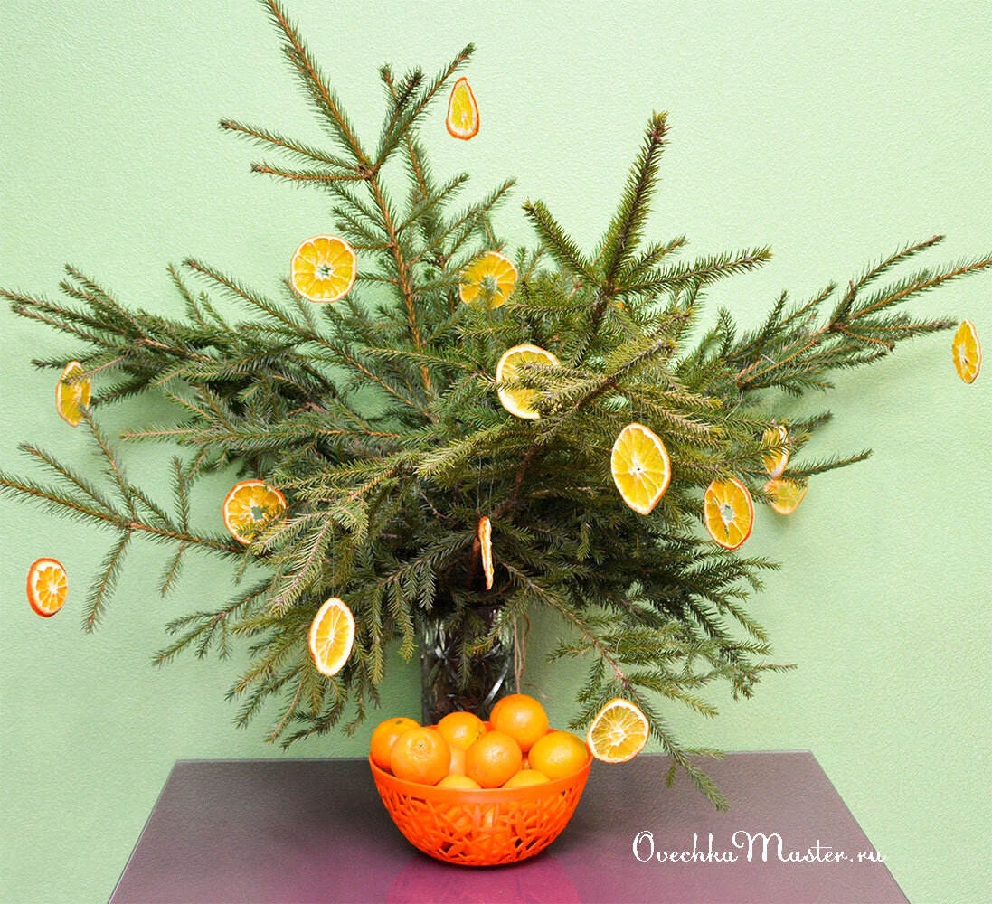 Так я украшала еловый букет на кухне в прошлом году