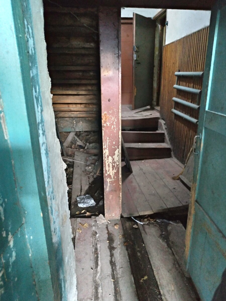 В этом доме в конце 90-х был сделан полностью капитальный ремонт.