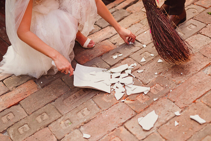 Немецкая традиция - бить посуду перед свадьбой.