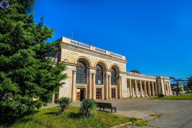 Железнодорожная станция гагра вокзальная площадь 1 фото Заброшенный из за войны ЖД вокзал знаменитого курортного города "Гагра" Дестрой 