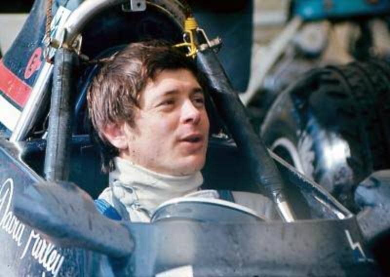 В 1977 году пилот Формулы 1 Дэвид Пэрли (на фото) во время аварии пережил перегрузку в 179,8g и остался жив. Этот случай вошел в Книгу рекордов Гиннеса. В 2003 году пилот IndyCar Кенни Брак побил данный невероятный рекорд и сумел выжить при перегрузке в 214 g