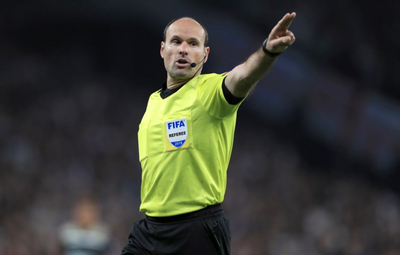 Главный арбитр матча Матеу Лаос.