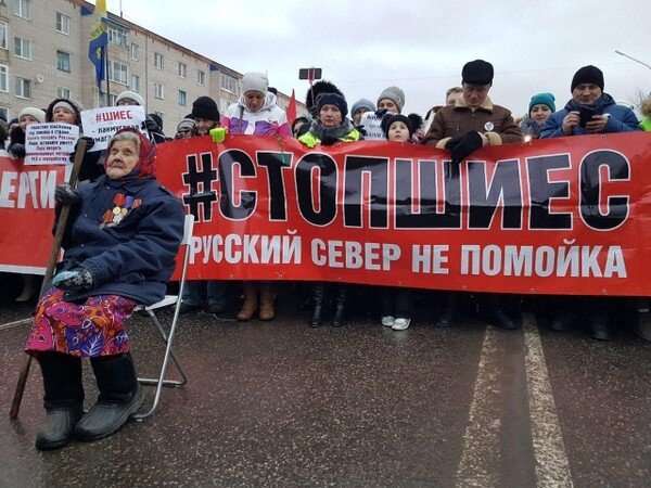  В интернете полно роликов про митинги и акции на тему Шиеса: крики, лозунги флаги, эмоции, стихи, призывы, но нет ни одного адекватного предложения по решению проблемы в правовом поле. А оно есть и находится на сайтах ВОИНР-СССР. Но организаторам провокаций этого не надо, их цель не решение проблемы, а майдан, митинги, шум, разжигание эмоций, страстей, хаоса, беспорядков и столкновений, именно за это они получают деньги. А предприимчивые внуки заработали деньги за аренду старушки, которая спит в первом ряду:

