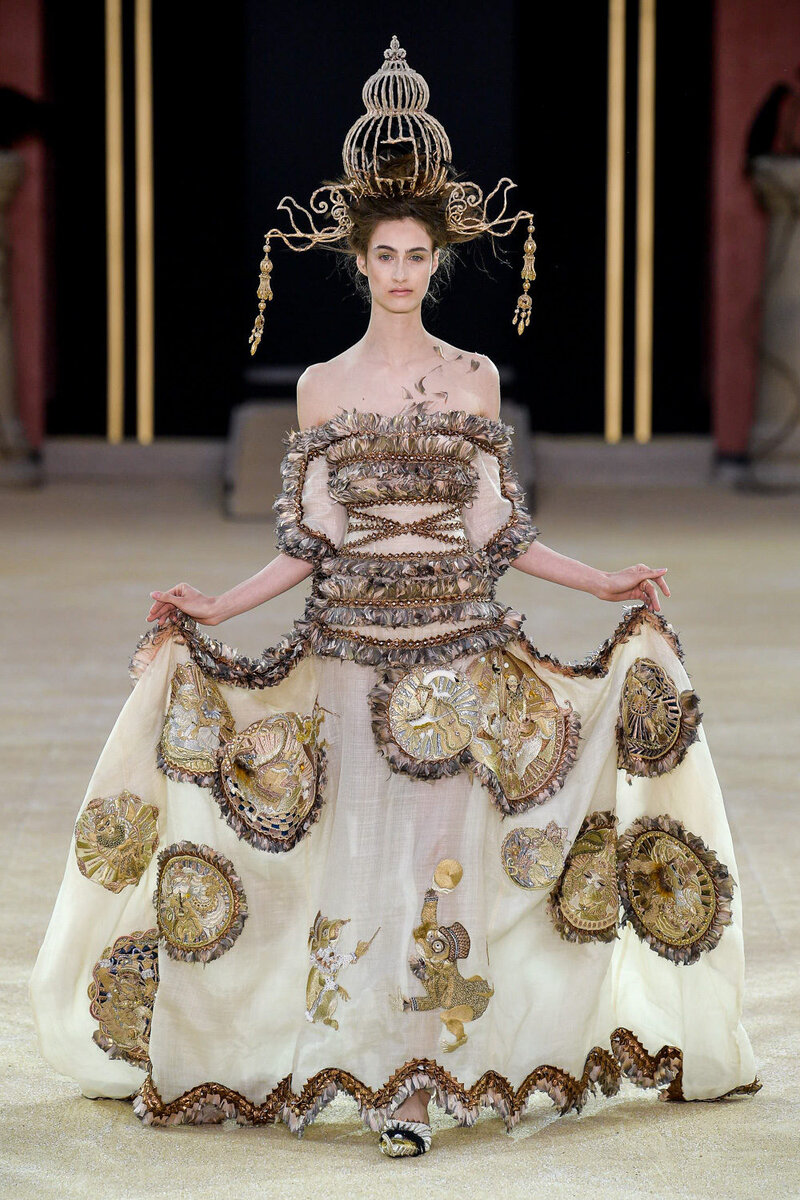 https://www.vogue.ru/collection/autumn_winter2019/couture/paris/guo_p