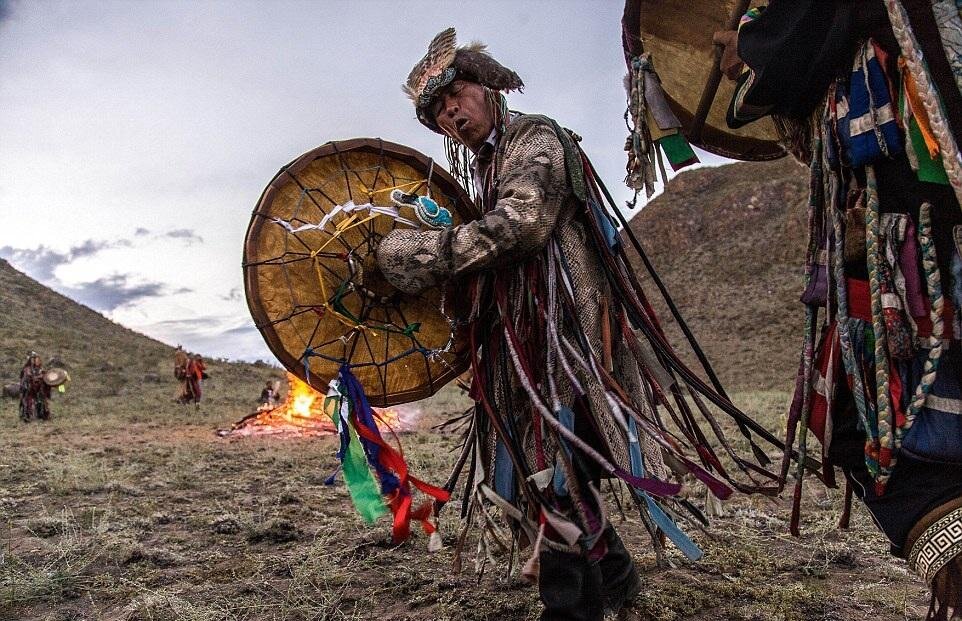 В основном,  я читаю лекции по Буддизму, но Буддизм вобрал в себя не только традиции Индуизма, но если говорить о Ваджраяне, в которой есть и обряды чёрной магии, то здесь нельзя ни вспомнить Бон и Шаманизм. О религии Бон, я расскажу позже, сейчас буквально несколько слов о обрядах шаманизма и предметах культа. Что такое бубен?
Шаманский бубен - неотъемлемая часть атрибутов шамана, ведь чаще всего именно бубен используется для путешествий шамана в параллельные миры, где сам инструмент превращается в ездовое животное - шаманского коня. Коня можно назвать главным животным у кочевых народов, исповедующих Тенгрианство, ведь он упомянут практически везде и является неотъемлемой частью мифологии тех народов. Конечно, мы знаем, что животным свойственно привязываться к своему хозяину и наоборот. В шаманизме этот факт проявляется тем, что часть души шамана проникает в бубен, и если бубен не будет проколот после смерти кама, его душа не упокоиться, в европейской магии и шаманизме есть сходства, ведь все знают легенду о Хрустальных Черепах, что если уметь использовать их, то можно разделить свою душу на части, но об этом позже.
Похоронный процесс шамана.
В 19, начале 20 века, считалось, что актеры имеют связи с потусторонним миром, поэтому на обычных кладбищах их не захаранивали и не отпевали, ведь актёр может принимать разные характеры, играть разных персонажей и не только на сцене, но и в жизни, что касательно простого смертного, часто люди не могут даже солгать, не смотря на то, что где-то им это не обходимо. К чему эта небольшая вставка? К тому, что шаманы - колдуны, имеющие связи с тем миром, что не одобряется церковью, поэтому шаман не может быть похоронен на обычном кладбище, но также у шаманов нет своих собственных кладбищ, и вообще, шамана не хоронят в землю. Ему делают дом, похожий на дом Бабы-Яги, и это не шутки, склеп шамана очень похож на избушку на курьих ножках. 
Зачем ему такой большой дом?
В шаманизме есть понятие загробной жизни, в которой кам продолжает свою деятельность, во время обряда захоронения все атрибуты шамана ломают, так как считается, что сломанные атрибуты, шаман будет использовать на том свете как цельные, если же не сломать их, шаман не сможет их использовать в другом мире. Конечно, шаману также приносят пищу, чтобы задобрить дух. Чтобы шаман не смог найти обратную дорогу, у его дома ставят столбы, которые путают его дух. После похорон, сюда нельзя возвращаться, ведь дух можно и разбудить, что не заканчивается добром.
Духи-помощники.
Все атрибуты шамана - его духи-помощники. Кроме ездовых животных: коня и змеи, у шамана есть птицы, волк, медведь и ещё много животных, о которых я не вижу большого смысла говорить, расскажу о основных.
Шаман может привращаться при желании в своё тотемное животное. Самым сильным шаманским животным считают волка, во всех культурах волк почитается по-разному, но все его уважают. Где-то его боятся, а вот в культуре тюрков - волка считают прородителем всех тюрков, хакасы говорят, что они были одними из первых тюрков мира. В Манджурии волчья коленка является самым сильным оберегом, череп волка олицетворяет мудрость, его зубы и клыки - силу, поэтому, даже не зная этого, люди покупают в магических лавках именно этот оберег. У волка нет приграды, он всегда является сильным и бесстрашным, именно поэтому его почитают.
Медведь - животное, которое является покровителем Тайги, хозяином леса. Сильные шаманы могут превращаться в медведей, тогда им не будут страшны преграды, злые духи очень боятся медведя и прячутся при его появлении. Если вы видите на голове шамана голову птицы, это значит, что в параллельных мирах он превращается в неё, и летает, рассматривая просторы и общаясь с духами.
Шаманское зеркало.
Шаманское зеркало - зеркало - очень сильный оккультный предмет, даже обычное домашнее зеркало является проводником двух миров. Магическое зеркало  помогает шаману видеть злых духов и во время защищаться от них. Чем старше и опытнее шаман,тем больше шаманских зеркал вы увидите у него на костюме. Шаманские зеркала имеют большую силу, поэтому эти зеркала нельзя держать в месте, где вы живете. Если же вам попал в руки этот предмет, лучше иметь сундук для обрядовых вещей, такие сундуки имеются у всех шаманов.
Вилы,топор,пила,сверло.
Эти инструменты являются оружием шамана при встрече с злыми духами, он борется с ними, побеждая их в смертельной схватке.
Травы в обрядах.
Травы шаманы используют для очищения пространства, злые духи боятся запаха трав, ведь благовония, что в Буддизме, что в Шаманизме являются олицетворением чистого воздуха, используя травы мы очищаем пространство от негативной энергии. В этих обрядах, лучше использовать: полынь,можжевельник или сандал.
На этом я заканчиваю рассказ о шаманизме, если есть вопросы - пишите, что-то дополню, чуть позже расскажу о религии Бон. 