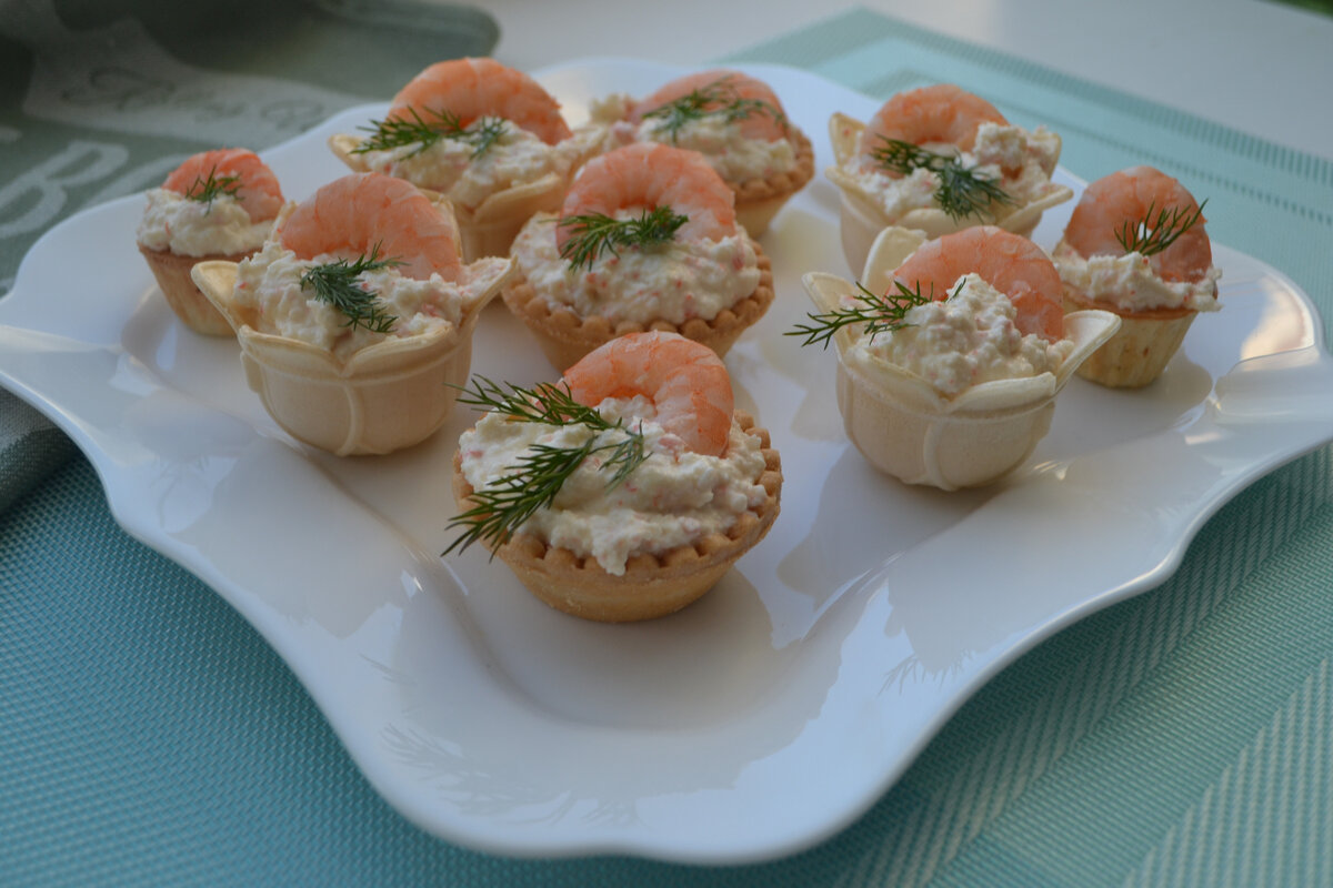 Тарталетки с творожным сыром и креветками: рецепт с видео и фото пошагово | Меню недели