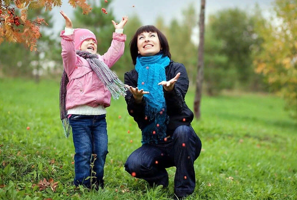 Дети на прогулке. Прогулки на свежем воздухе для детей. Дети на свежем воздухе. Мама гуляет с ребенком.