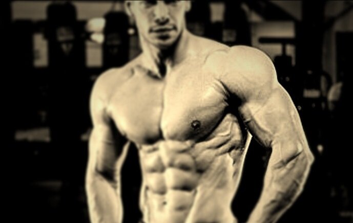 Мускулистое тело атлета