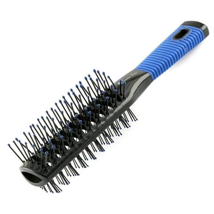 Бизнесмены от индустрии красоты покупают в Китае одинаковые расчёски и ставят свой логотип - продают по той цене, во сколько оценивают свой бренд. Расчески такого типа с прорезиненной ручкой хорошо захватывают волос и держат валик волос при сушке. Но двухсторонняя скелетная расческа из "Фикспрайса" справляется не хуже. 