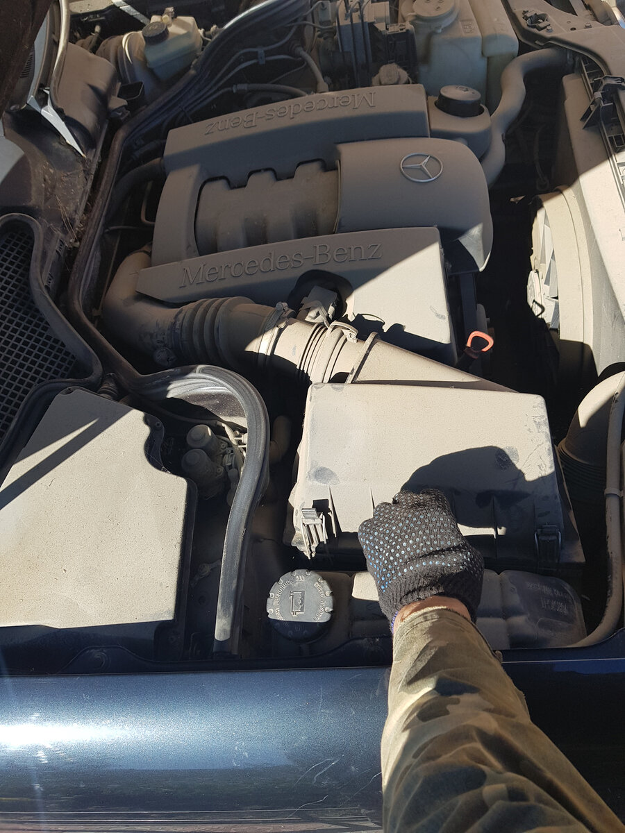 Первый раз открыли капот за то время что он стоял....