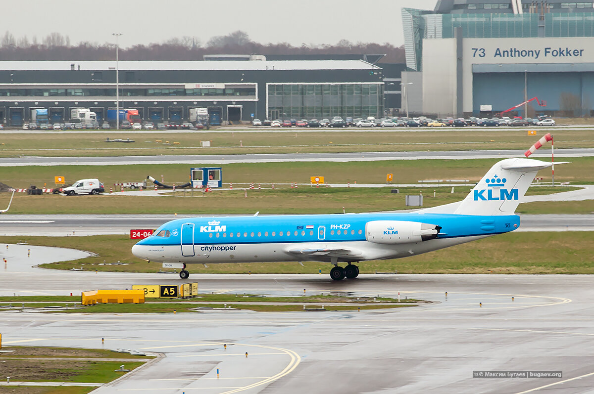 На переднем плане — Fokker 70, на заднем плане — ангар Fokker в Амстердаме.
