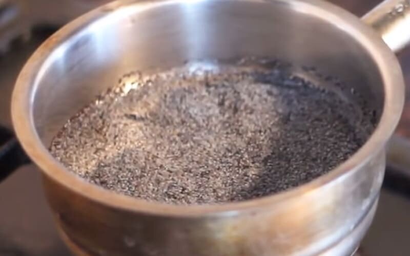 Мак заливаем примерно стаканом горячей воды и варим на небольшом огне 20-30 минут.