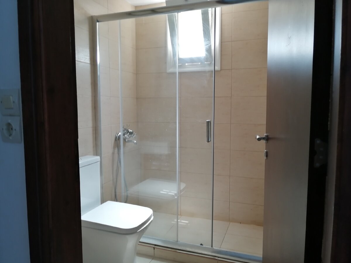 В отеле Ираклис (Сталида, Крит) почти во всех номерах герметичные душевые кабины. Фото Света Давыдова