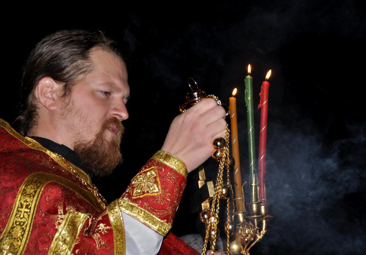 отец начинал. мужчина открыл стрельбу в московском ресторане. протоиерей чаплин борода. священник улыбается. отец начинал.