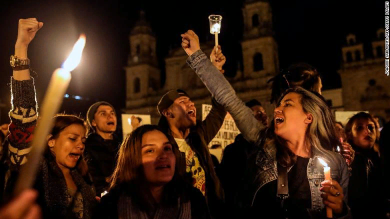 Колумбийцы в Боготе протестуют против убийств социальных лидеров и правозащитников в июле 2018 года.