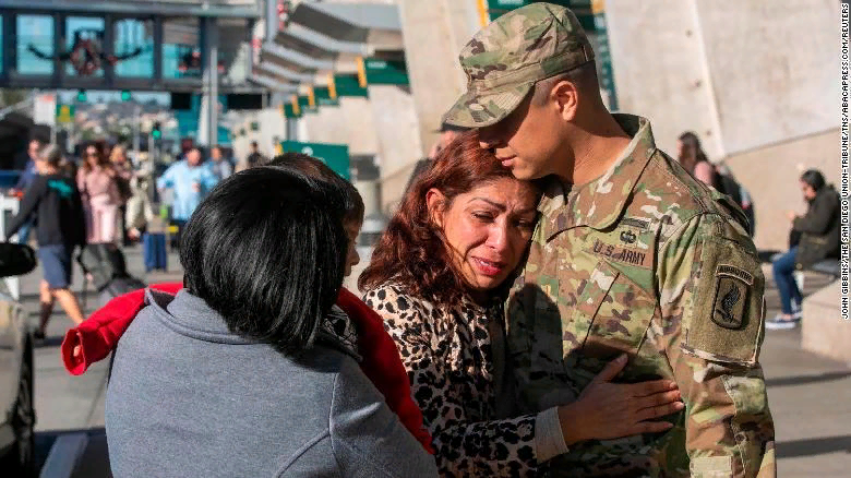 Росио Реболлар Гомес обняла своего 30-летнего сына 2-го лейтенанта Гибрама Круса после того, как он прибыл в Международный аэропорт Сан-Диего