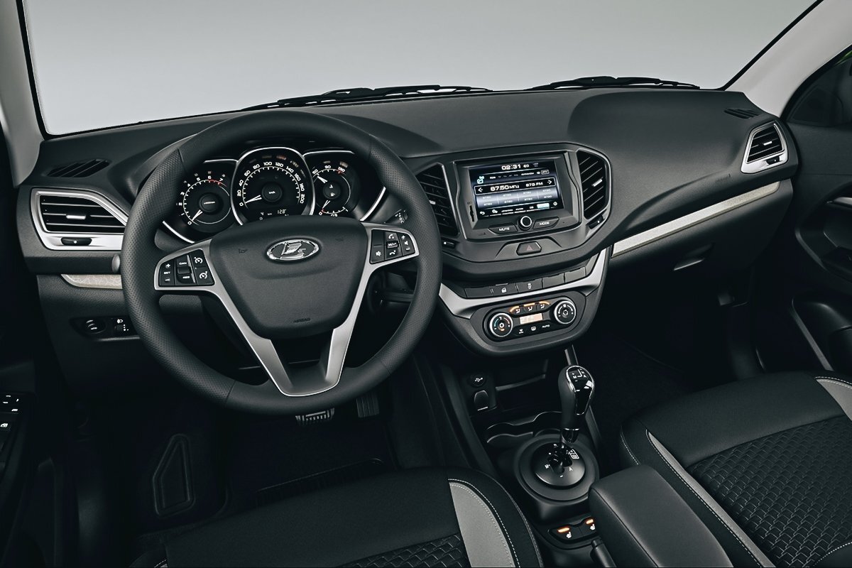 И наконец за 4000 км пробега просится вывод: LADA Vesta неумолимо превращает водителя из любителя погонять в «тихохода-пенсионера». Мало того, что двигатель 1.8 не может похвастаться особенной мощью, так еще и система стабилизации не дает совершать резкие маневры. А когда неспешно едешь по трассе на «круизе» в правой полосе, так и вовсе тянет спать. Из-за этого приходится скучать по турбированному GW Hover H6. Но «Веста» лучше управляется и недорога в обслуживании, поэтому тоска проходит очень быстро.