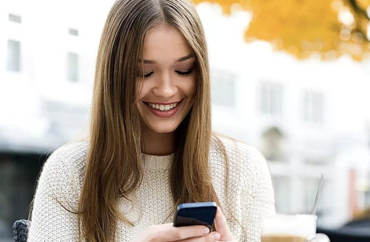 Woman phone. Девушка со смартфоном. Девушка с телефоном улыбается. Девушка с мобильником. Красивые девушки на телефон.