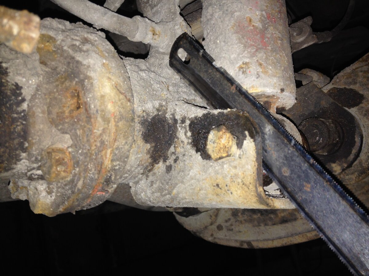 Помня проблемы с этим болтом с пассажирской стороны, раздобыл пилку позлее, покрепче и приступил к работе днем.