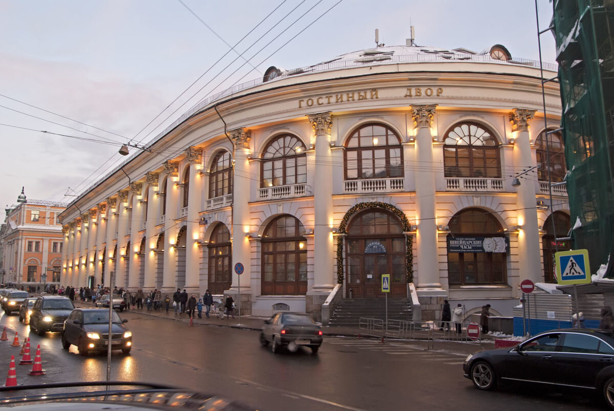 где находится гостиный двор в москве