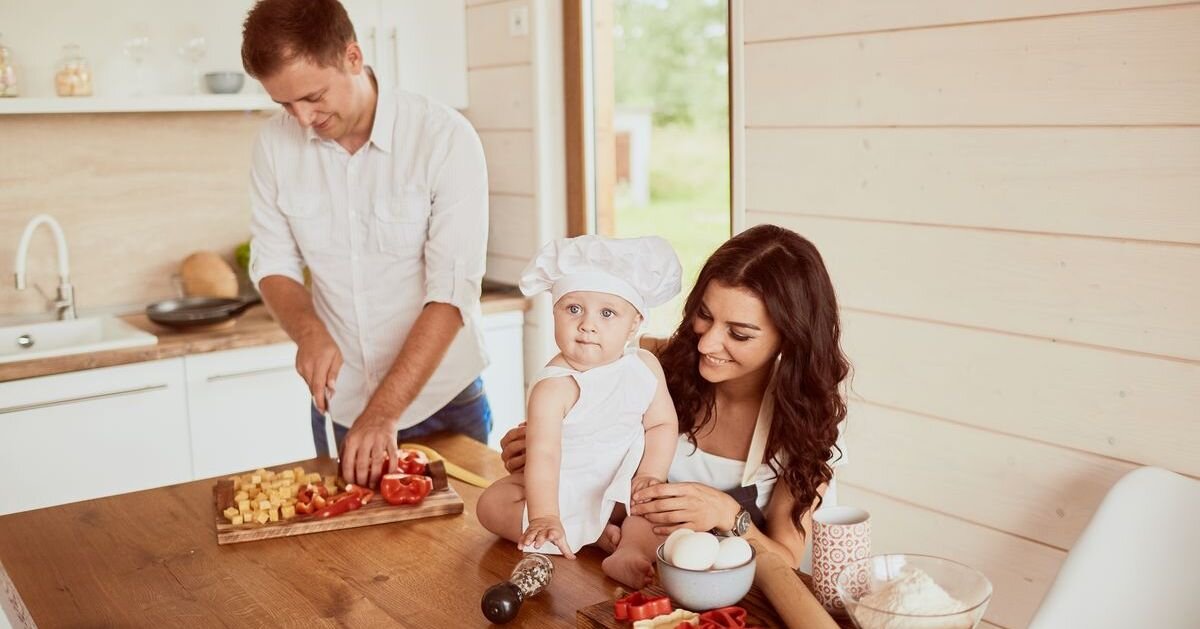 Приходит сын на кухню. Семья на кухне. Счастливая семья на кухне. Семейная фотосессия на кухне с мукой. Кухня и сын.
