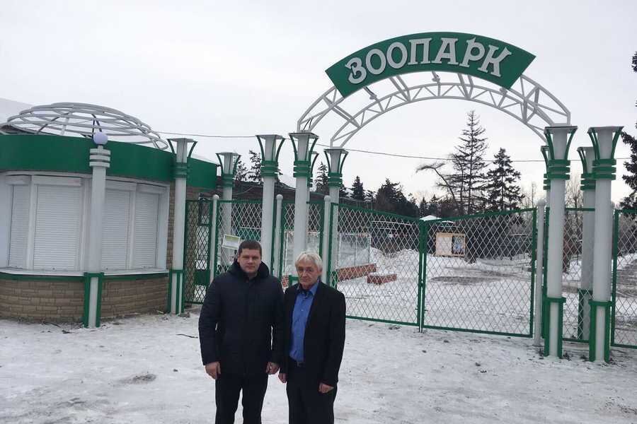 Председатель Госкомитета по охране животного мира РХ Владимир Лебедев и директор зоопарка Геннадий Лагутко. Фото пресс-службы Госкомитета.