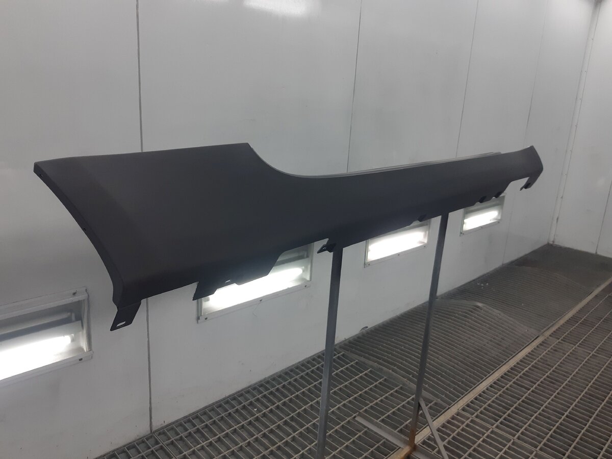 Накладка порога от Rolls Royce Wraith в покрасочной камере Ион Моторс