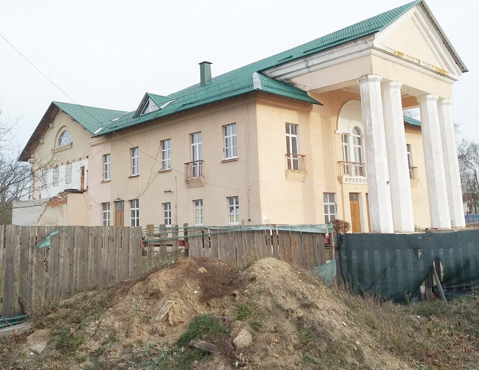 Недвижимое имущество и право заключения договора аренды земельного участка. Незавершенное законсервированное капитальное строение (инв. № 612/U-6965) – двухэтажное здание Дома культуры с подвалом, пристройкой и террасой, готовность 84%, фундамент – бетон, стены – кирпичи, перегородки – блок, перекрытия – дерево, железобетон, крыша – металлическая черепица. Принадлежности: покрытие, бордюр, танцевальная площадка. Недвижимое имущество расположено на земельном участке площадью 0,2786 га по адресу: Минская область, г. Жодино, ул. Куприянова, д. 23, назначение: земельный участок для обслуживания Дома культуры. Земельный участок предоставляется в аренду сроком на 20 лет.