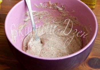 Размягченное сливочное масло смешиваем с лимонным соком и специями (кроме соли).