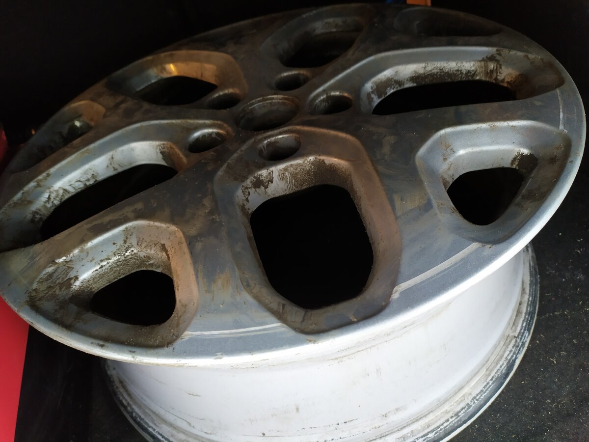 видны прорези по диску свежие .