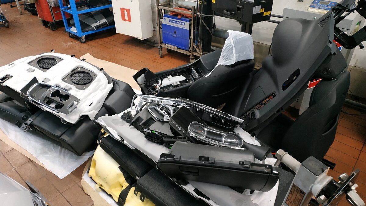 Старый салон автомобиля демонтирован.