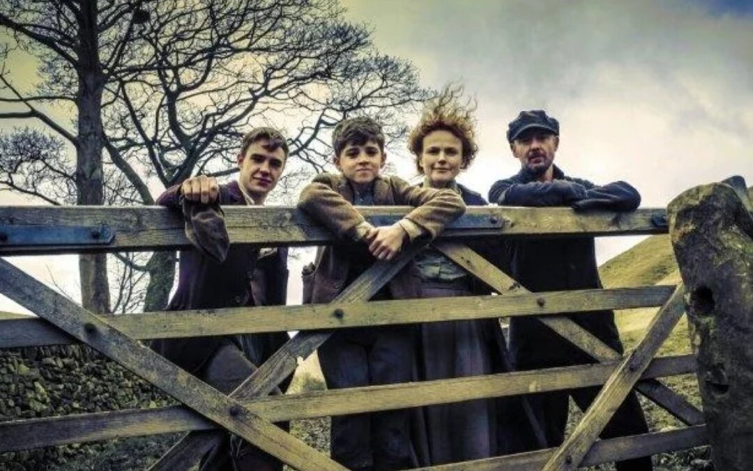  Сериал про жизнь в английской деревне начала 20 века.

Берт Миддлтон, старейший человек Британии, вспоминает и рассказывает журналисту историю своей жизни и жизни деревни,о том,какие события происходили в 1914 году в Большом доме,вокруг которого и крутилась жизнь в его маленькой деревне... Какие интриги плелись, какие трагедии происходили...