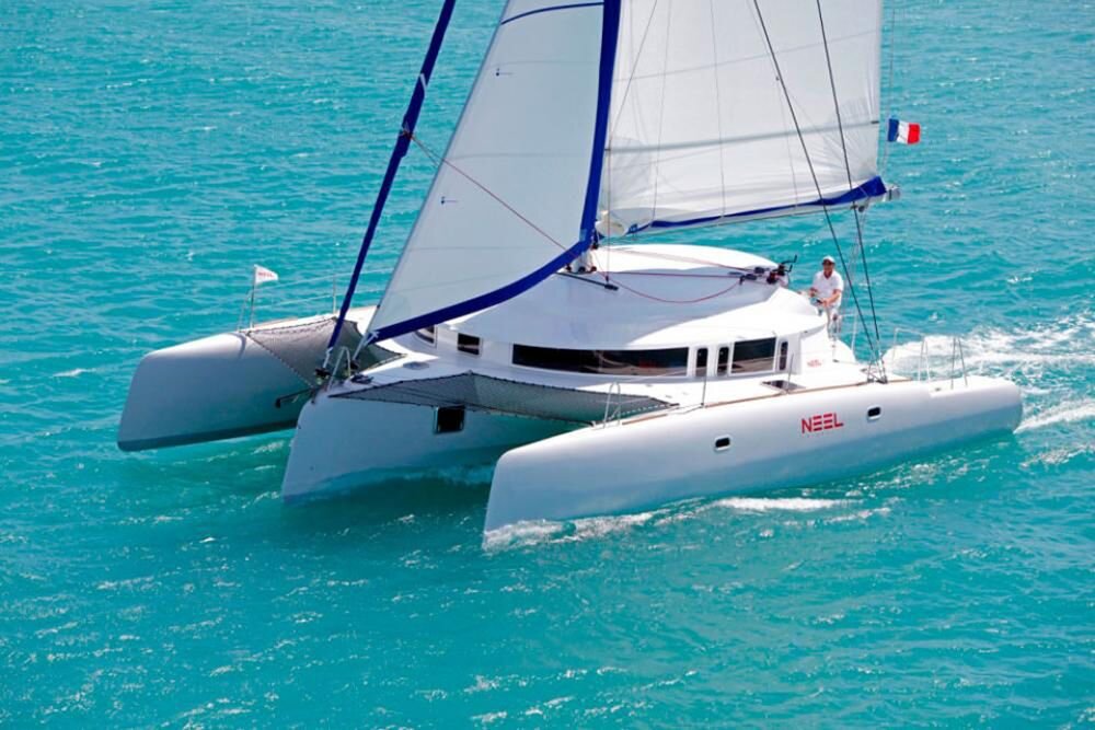 Тримаран – это судно с тремя параллельными друг другу корпусами, боковые корпуса являются поплавками. Яхта обладает повышенной устойчивостью и может развивать большую скорость. Именно поэтому тримаран хорош для кругосветных путешествий и гонок. 