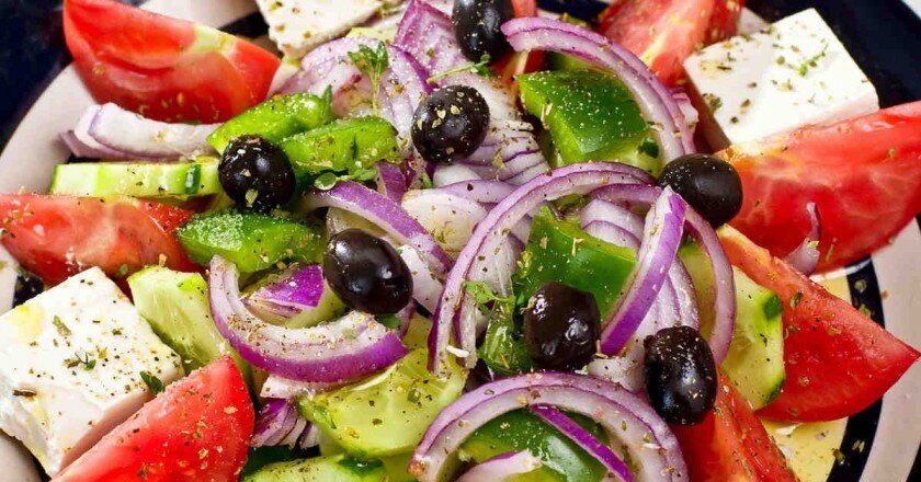 Салат Греческий - классический рецепт салата. Вместе с тем, как приготовить салат греческий настоящий знают не все . Этот салат завоевал любовь не только на наших просторах , а далеко за их приделами . Салат греческий можно отнести к категории блюд для похудения , так как все ингредиенты содержать только полезные свойства для нашего организма . 