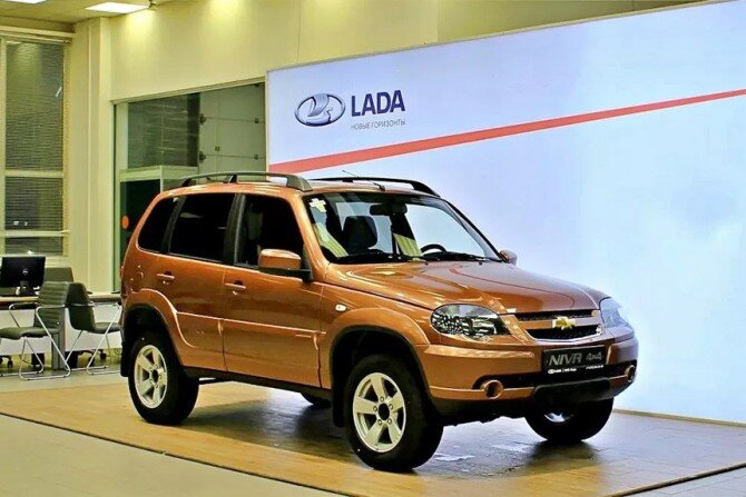 Автосалон LADA. Машина Chevrolet Niva 