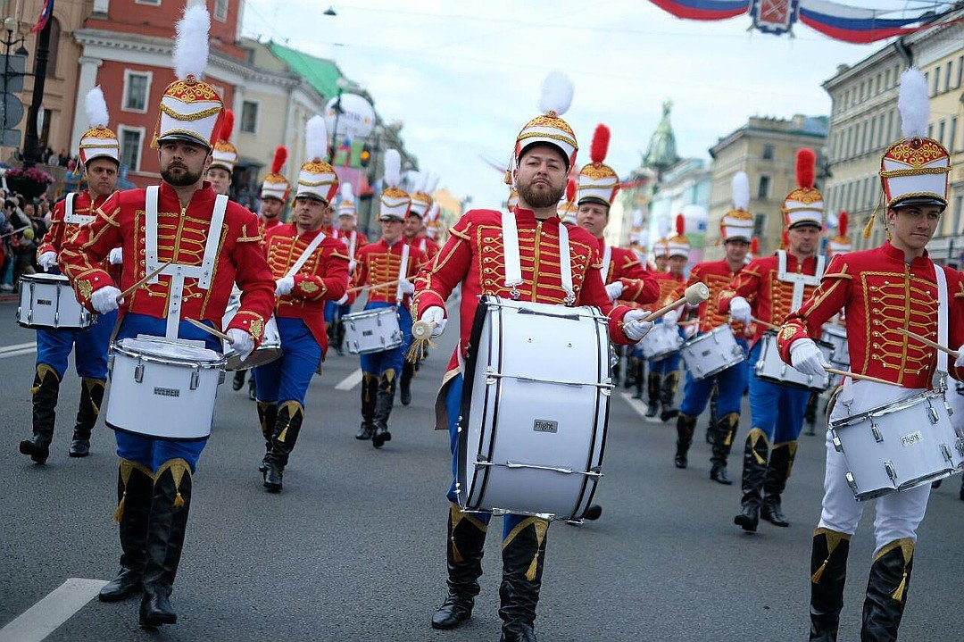 Санкт-Петербург парад барабанщиков. Парад барабанщиков. Барабанщики на параде. Шествие барабанщиков.