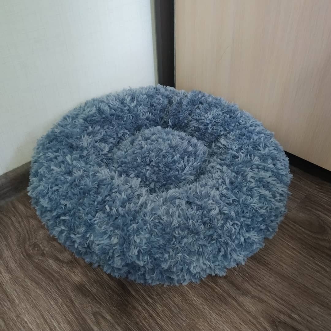 Пушистое гнездо моей собаки. Логово дракона. Видели бы вы, как она его защищает от людей. Никому не даёт передвигать. 