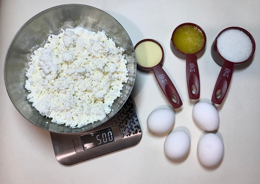 Продукты, которые необходимы для приготовления творожного пудинга.