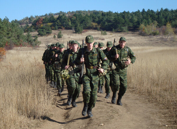 В третью военную осень после. Военный фильм туман. Марш бросок в армии. Военная разведка 1941-45. Строй солдат марш бросок.