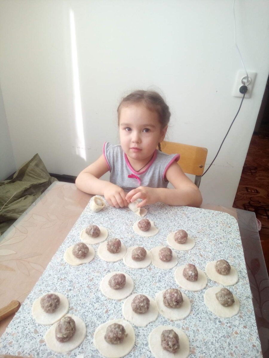 Главное в пельменях лепить их с мамой