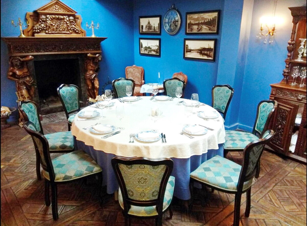 Стол на восьмерых господ...